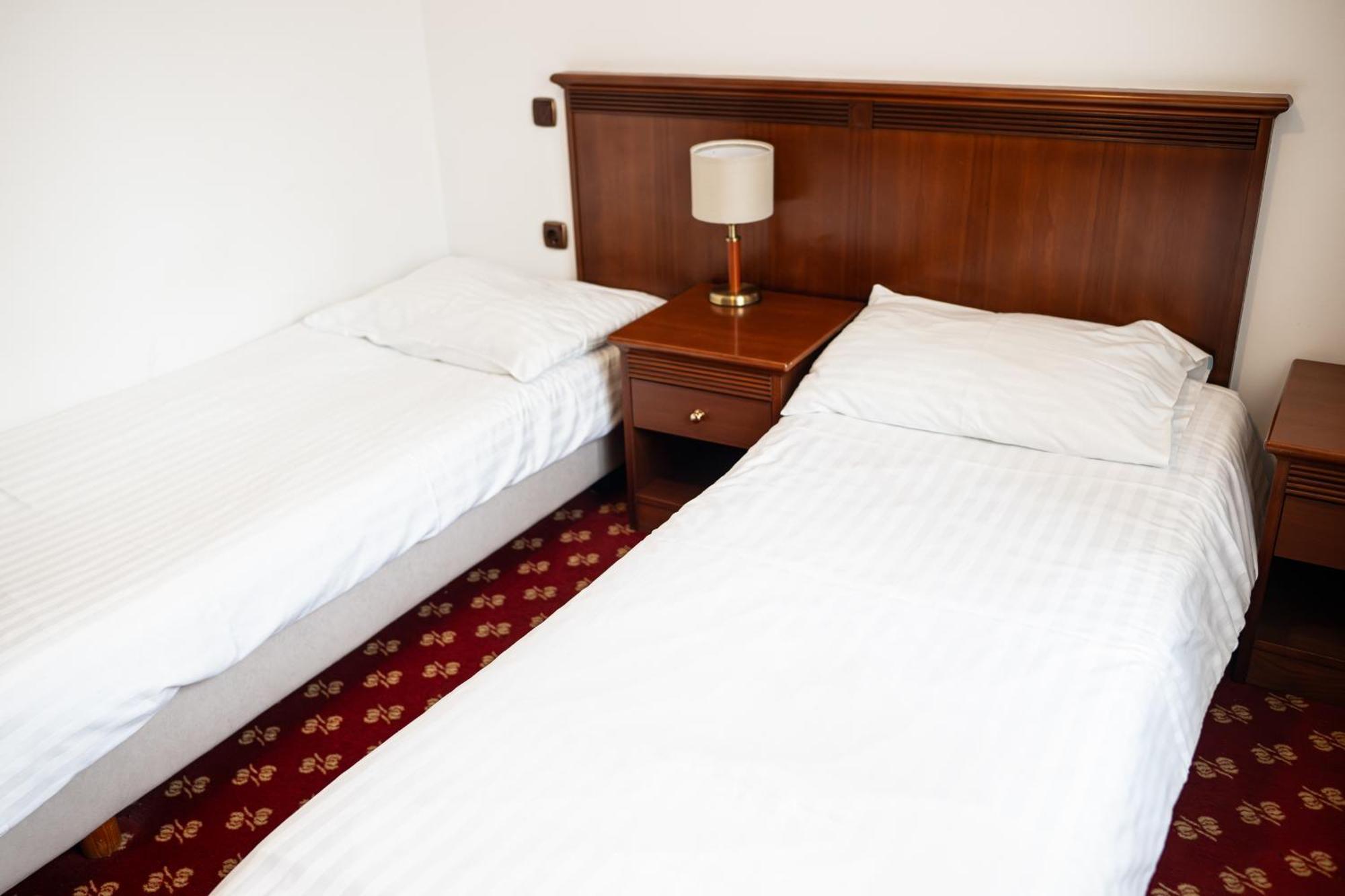 Hotel Zvezda Murska Sobota Buitenkant foto