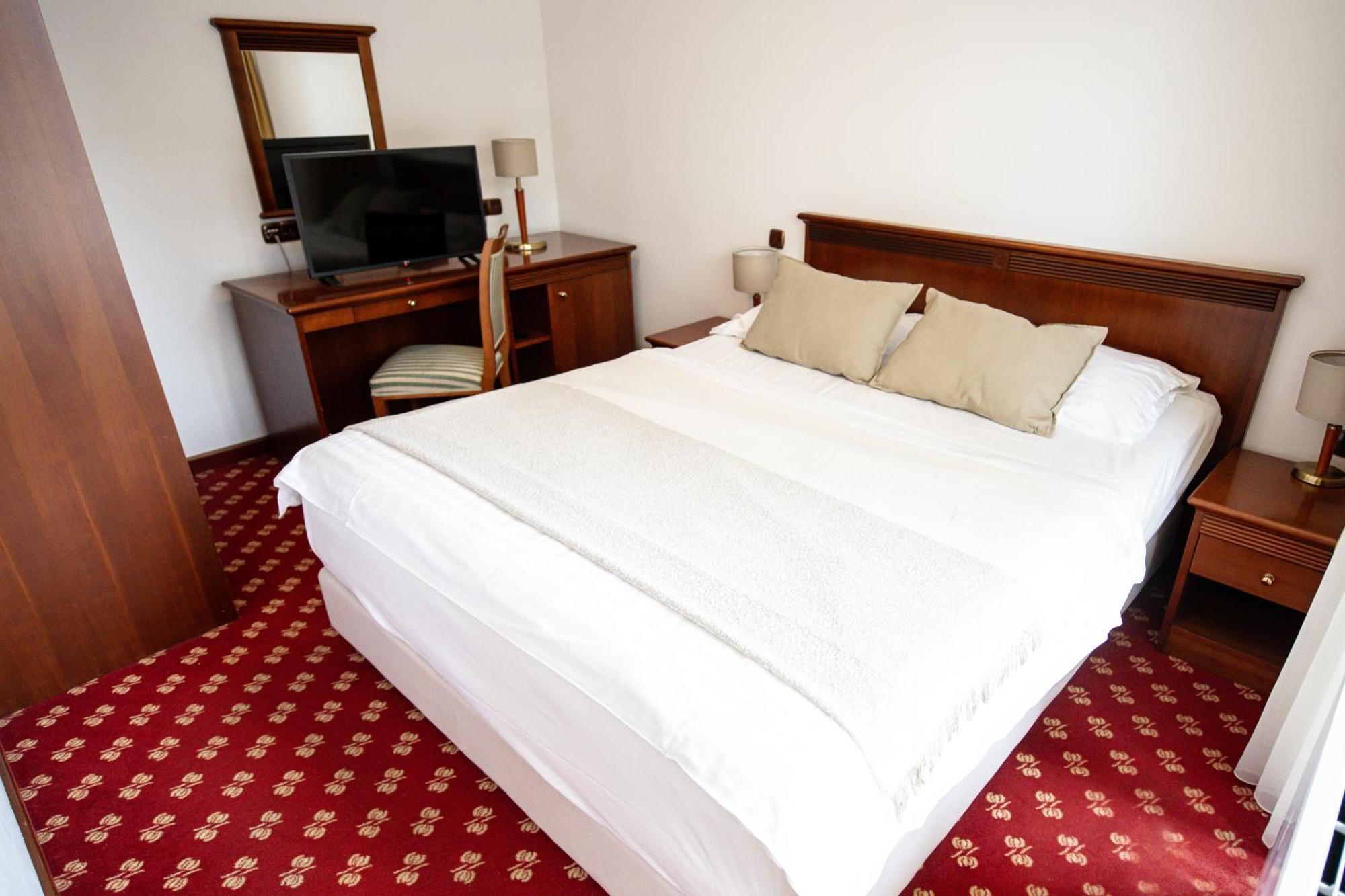 Hotel Zvezda Murska Sobota Buitenkant foto