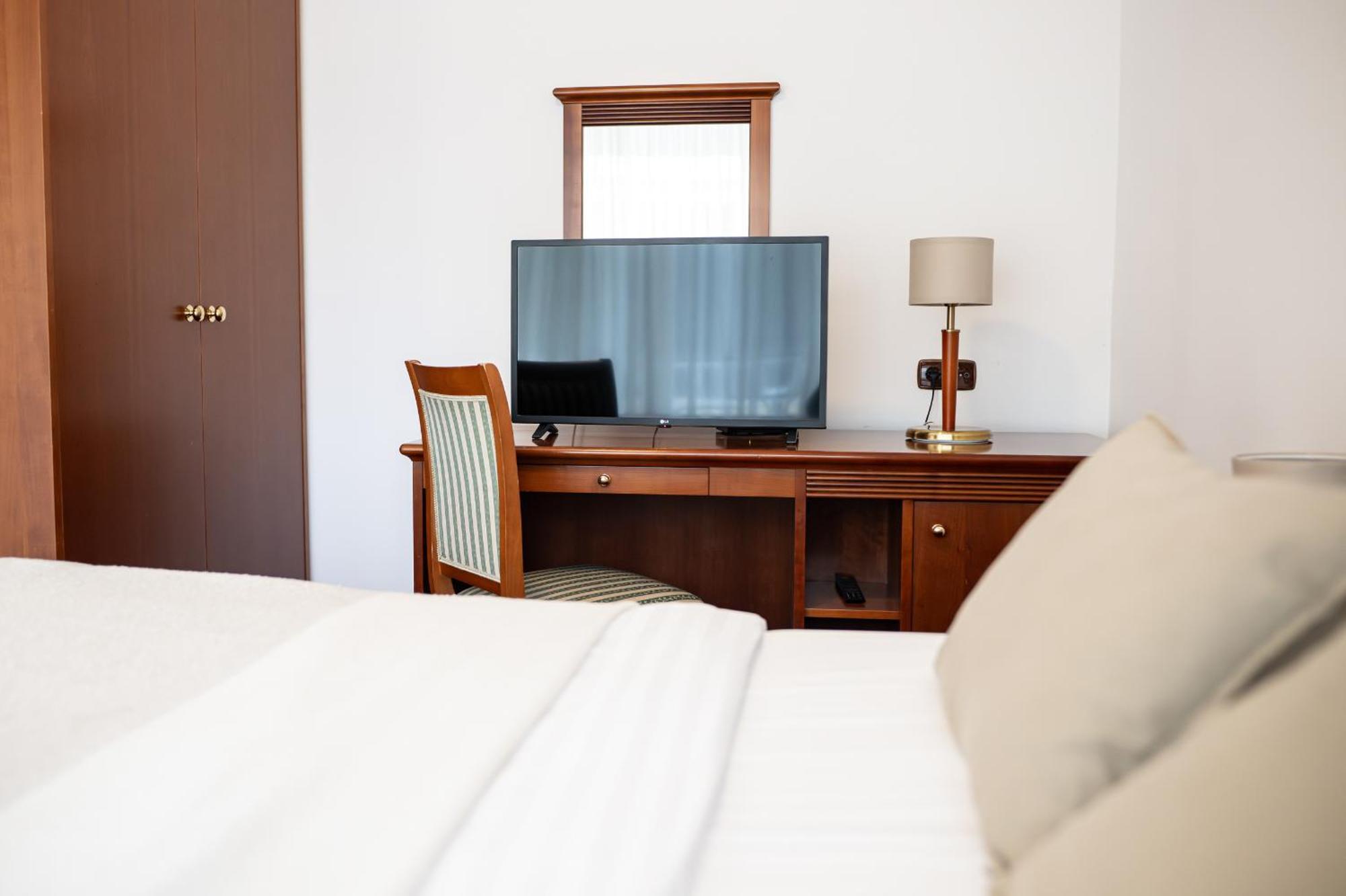 Hotel Zvezda Murska Sobota Buitenkant foto