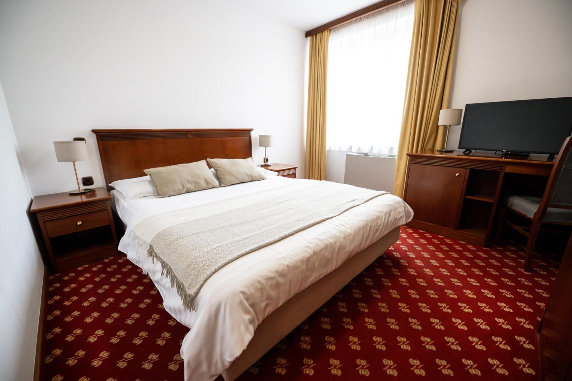 Hotel Zvezda Murska Sobota Buitenkant foto